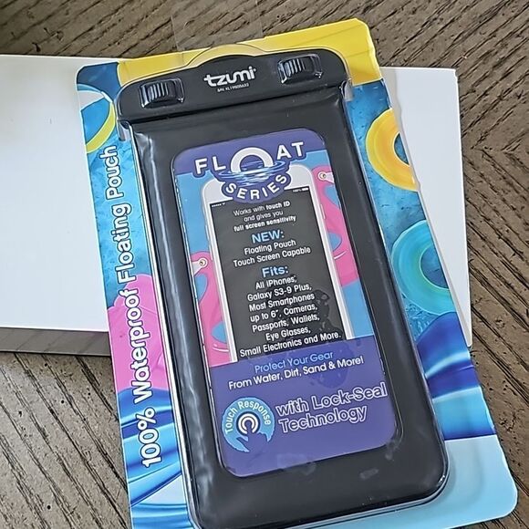 Waterproof floating pouch for phone NWT with lock seal technology - Picture 4 of 4